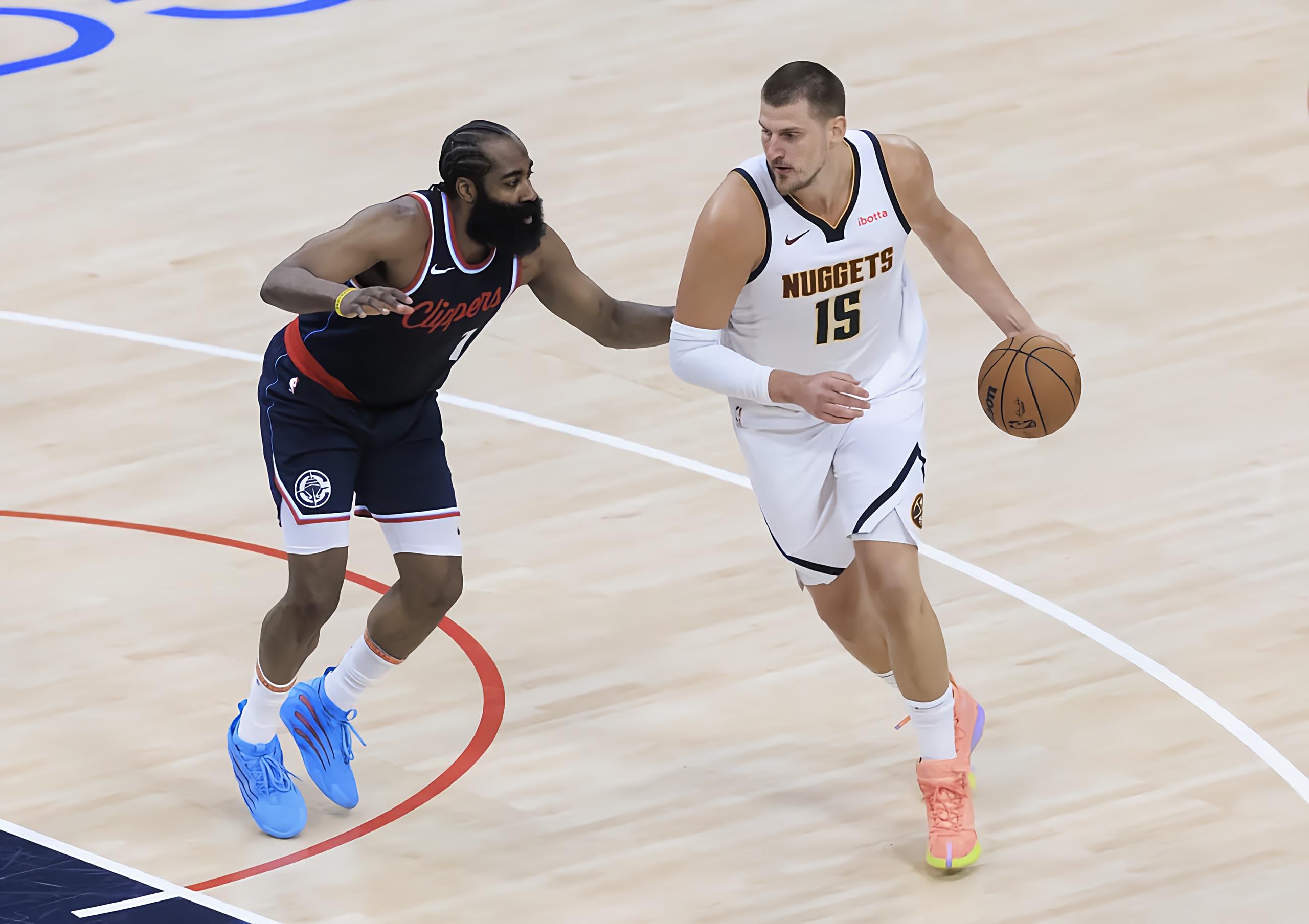 NBA常规赛赛程吃紧；洛杉矶快船赛前豪取连胜；更衣室稳定；团队化学反应显著的简单介绍