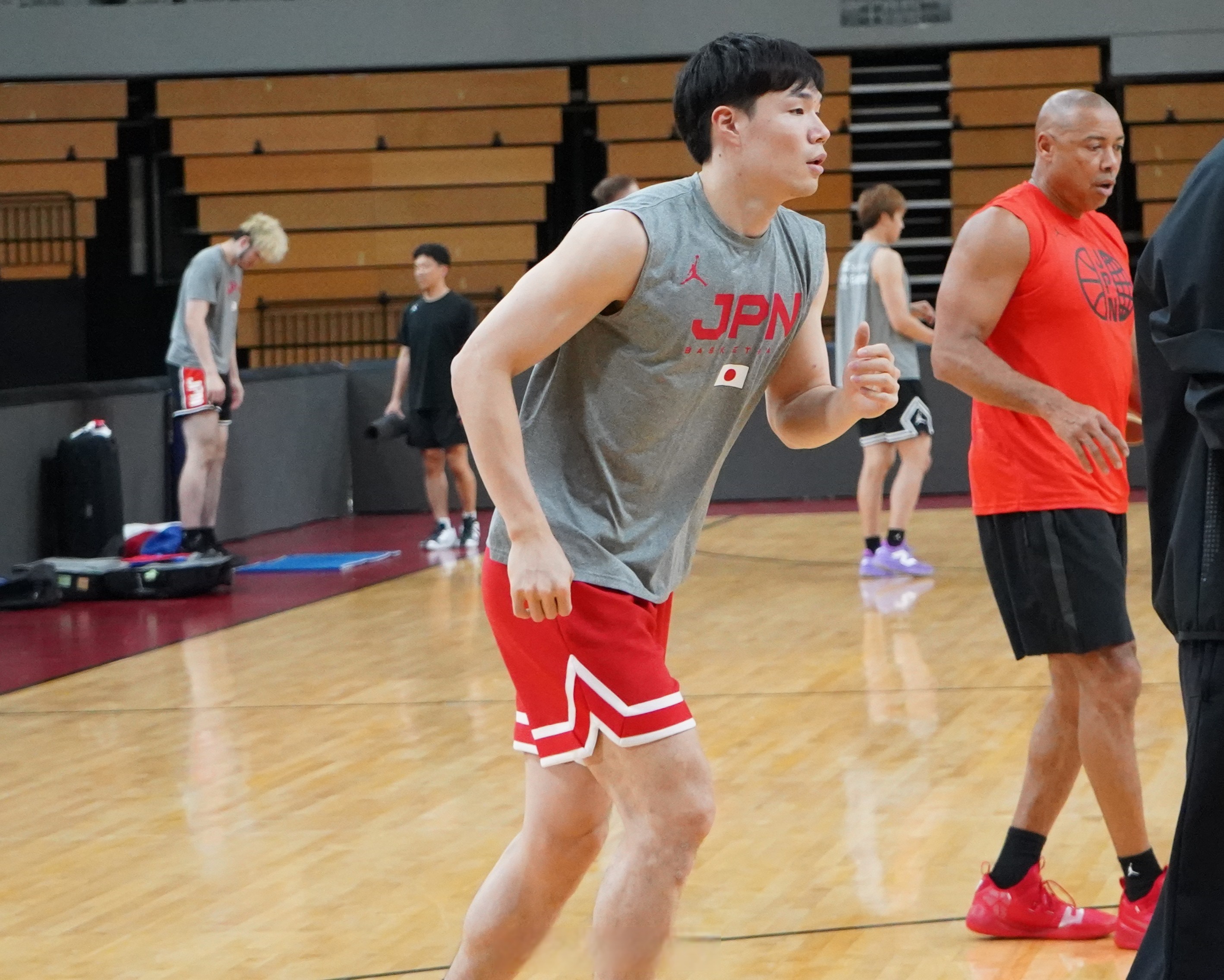 关于集结日巴塞罗那备战CBA常规赛；篮板制胜细节曝光；气氛紧张；心理建设被强调的信息